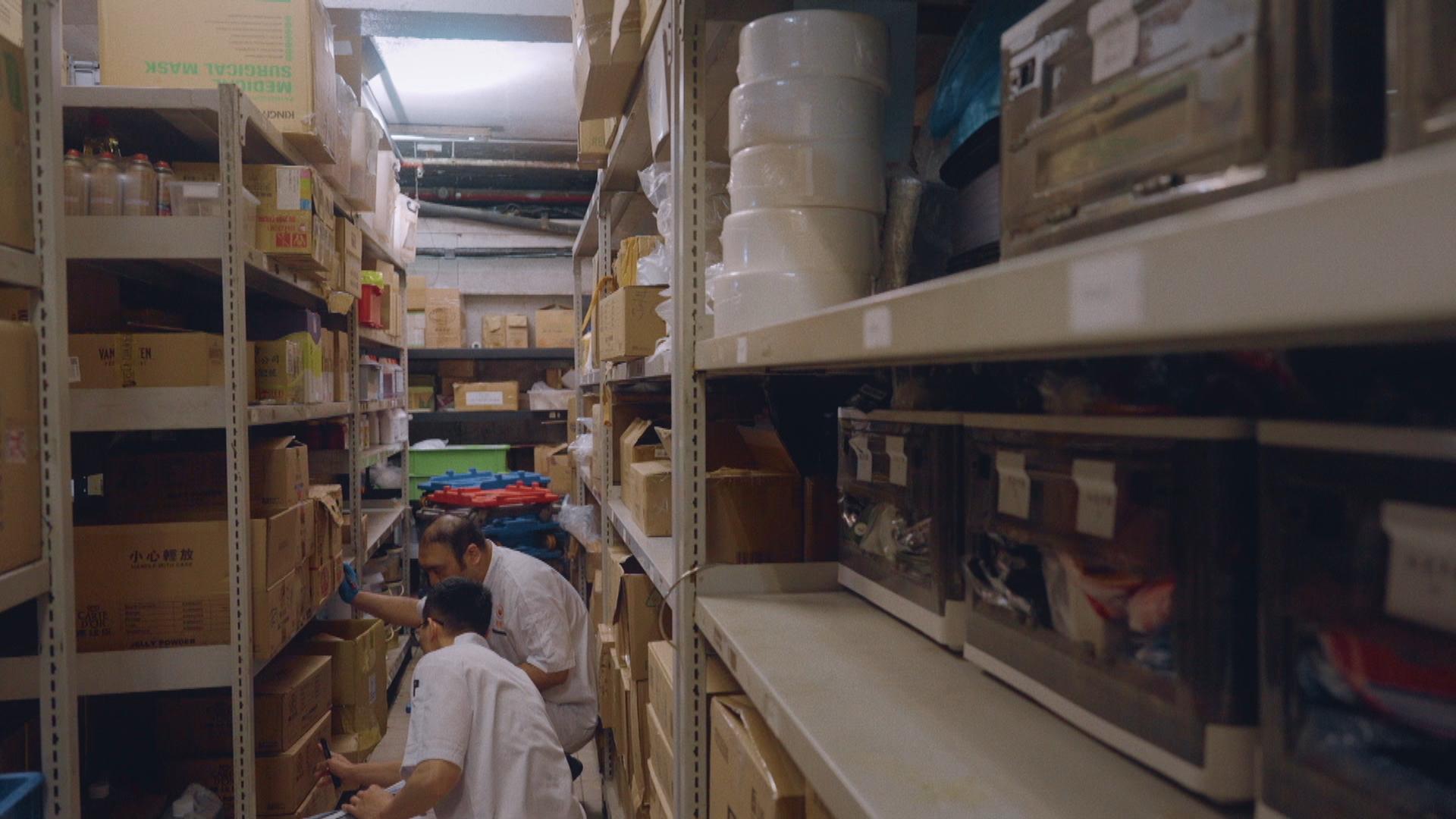 倉務部主管Tommy表示，龍仔工作態度認真且主動，更會主動提出協助整理新貨，坦言兩人關係早已超越上司與下屬，情同兄弟。