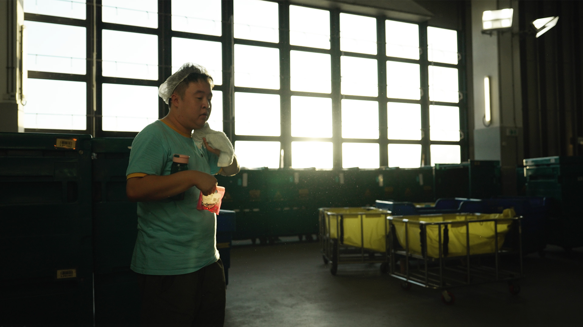 豪哥在工作過程中即使大汗淋漓，仍然堅守崗位。