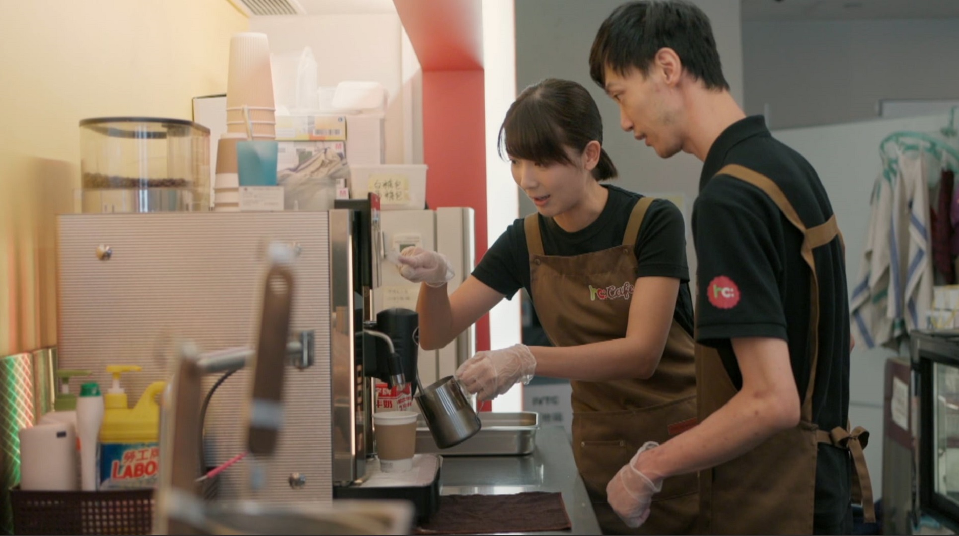 Chi keung, a staff member of the bus catering department, shared coffee-making steps and tips with Jennifer Yu. She admitted that she really enjoyed the whole experience.