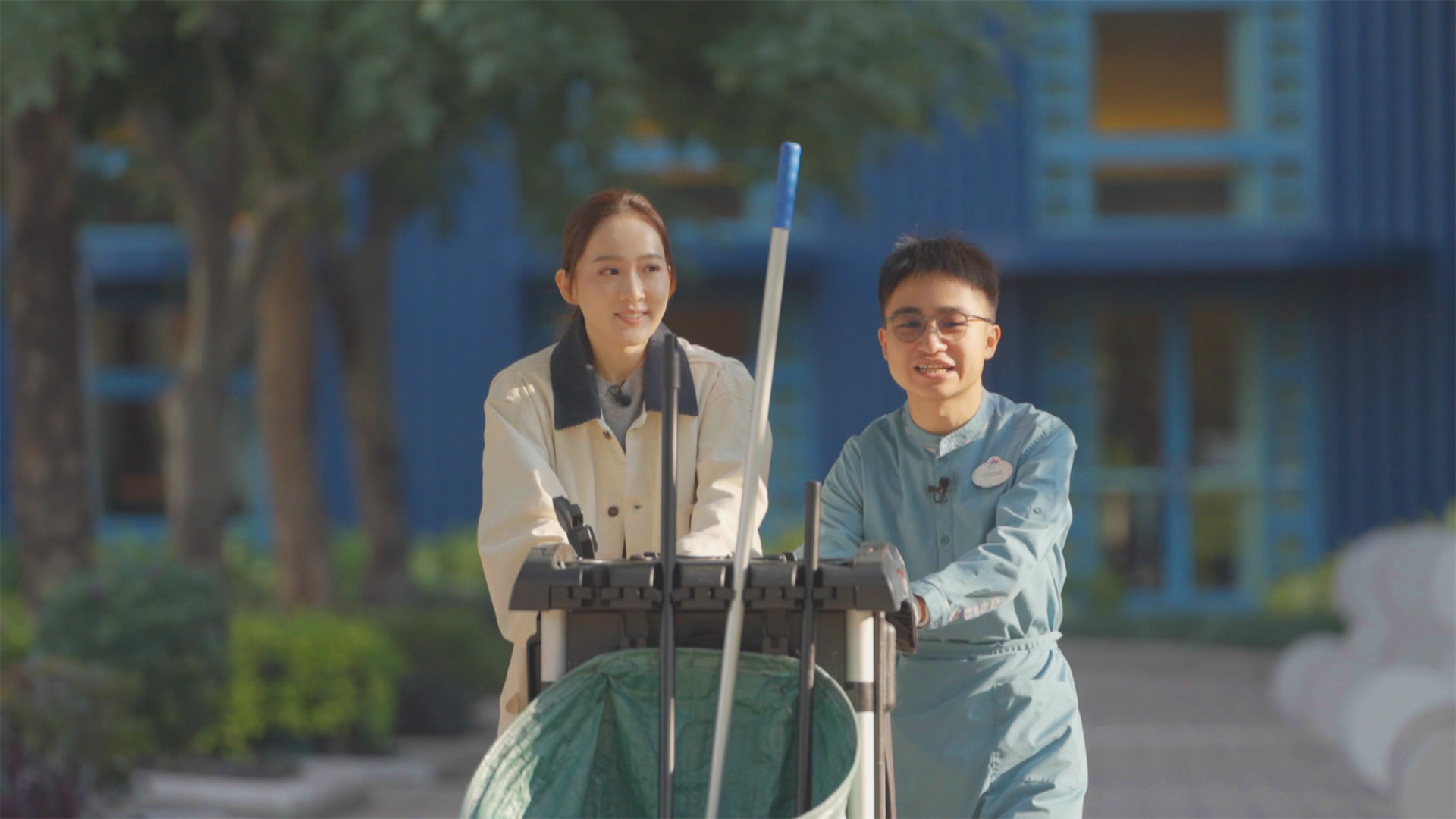 Sofiee已準備好和Oscar一起清潔樂園的各種設施。