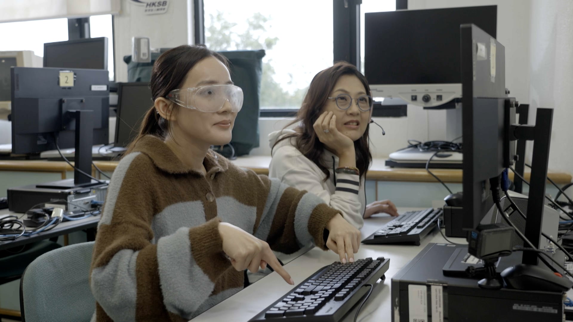 主持（Sofiee）戴上特製眼鏡，模擬Annie的視力狀況，感受視障人士在使用電腦時的困難。