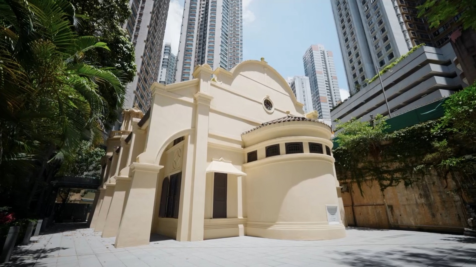 不同宗教的建築各有特色，反映不同的文化，中區半山的猶太教莉亞堂便充分體現猶太風格。