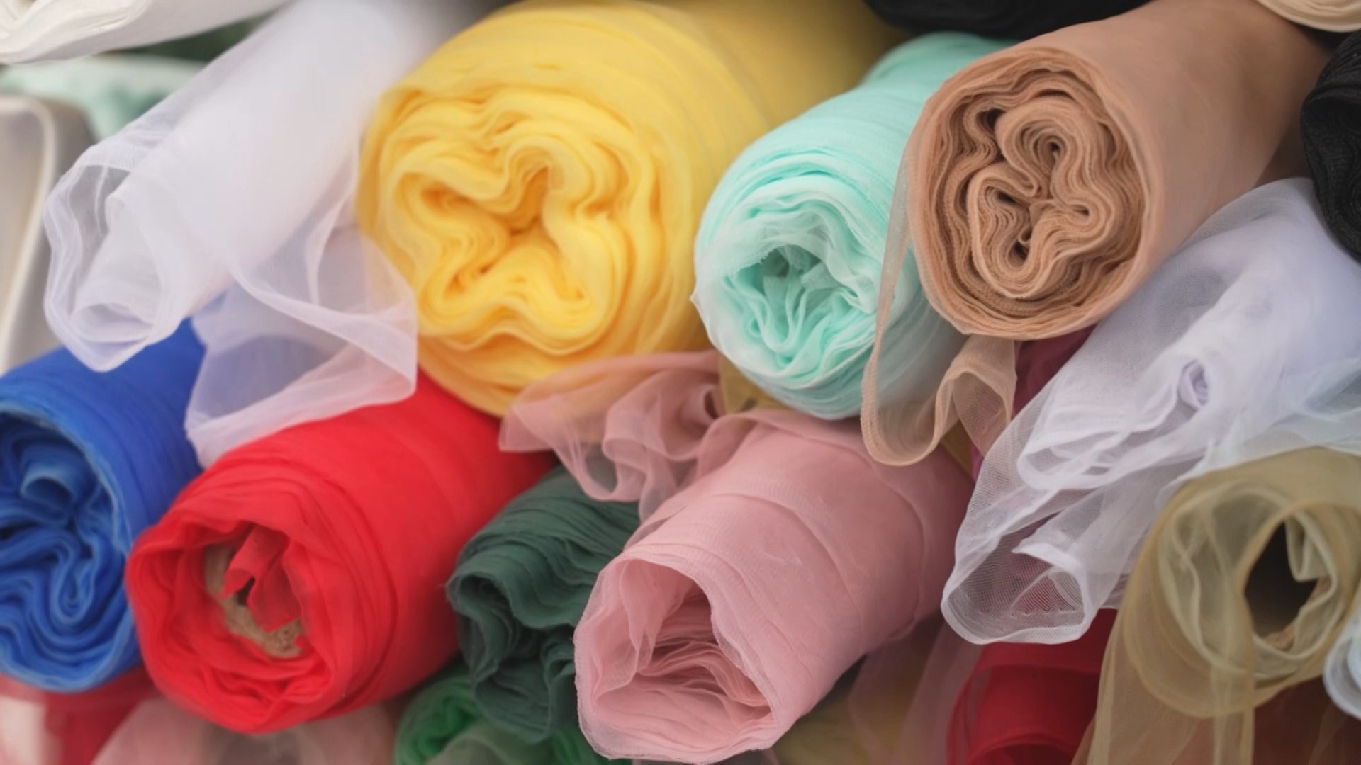 深水埗曾是香港製衣業的核心地帶，疋頭店林立，售賣各式各樣的布匹，遠銷至亞洲其他地方