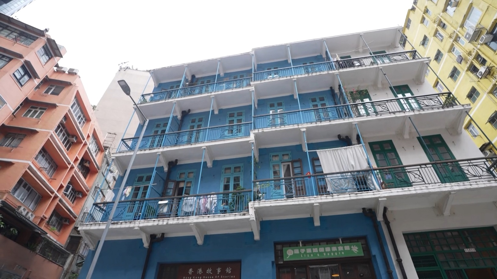 灣仔是不少作家成長和生活的地方，不少作品都記錄了這區的人與情，包括石水渠街的藍屋