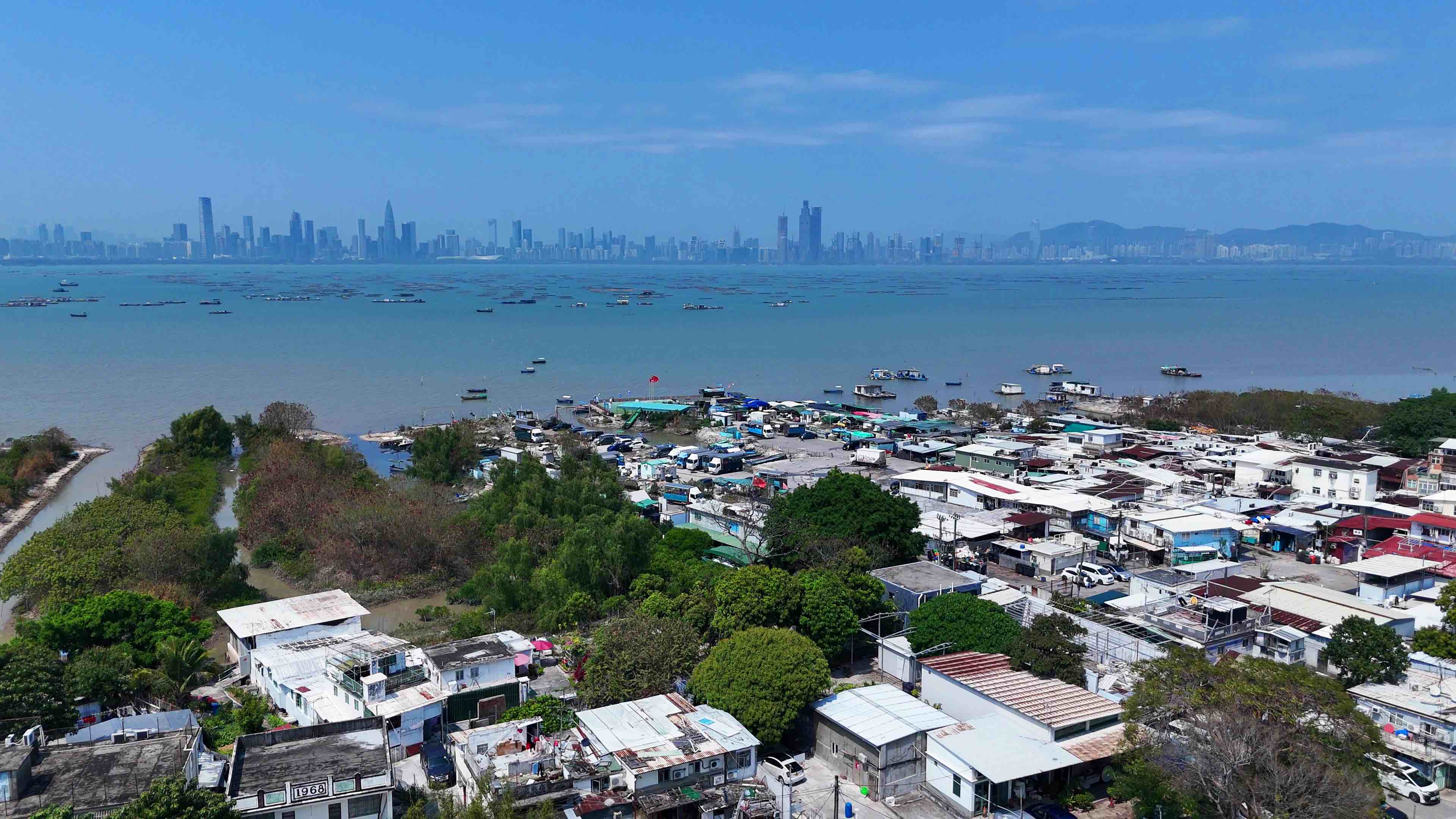 流浮山岸邊及碼頭。