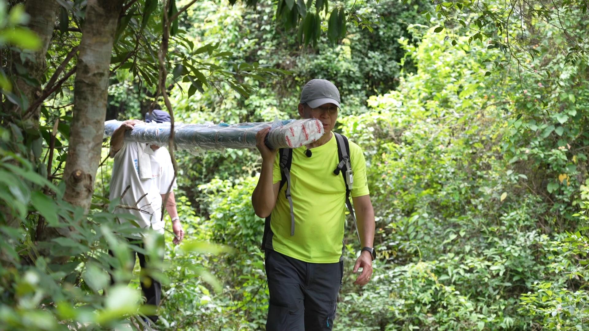 榕樹凹村村民說，因為榕樹凹位置偏遠，村內亦無交通，要運送物資復村，全部工作都要親力親為。