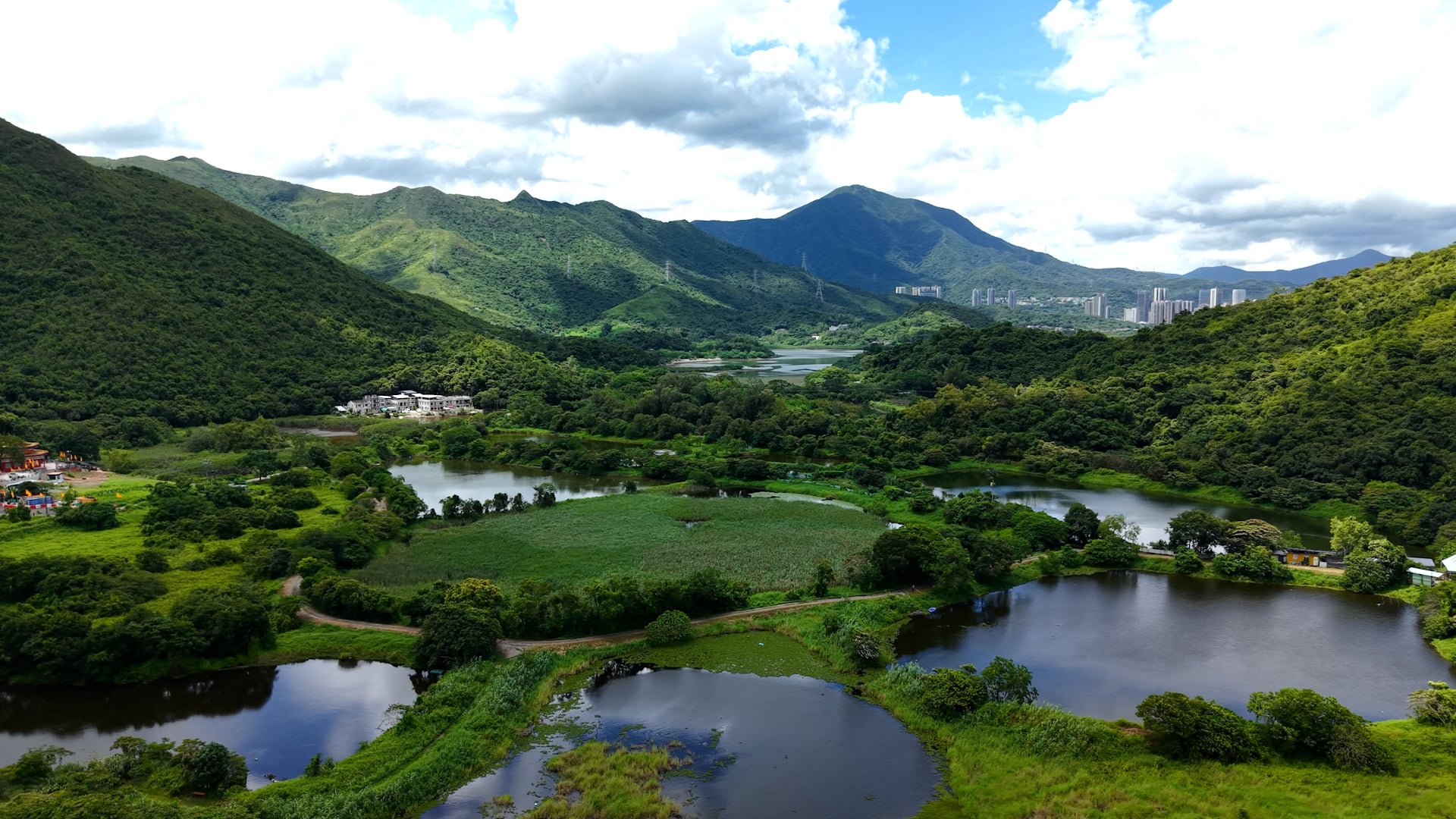 南涌位於沙頭角以南，被山水環抱，環境優美。