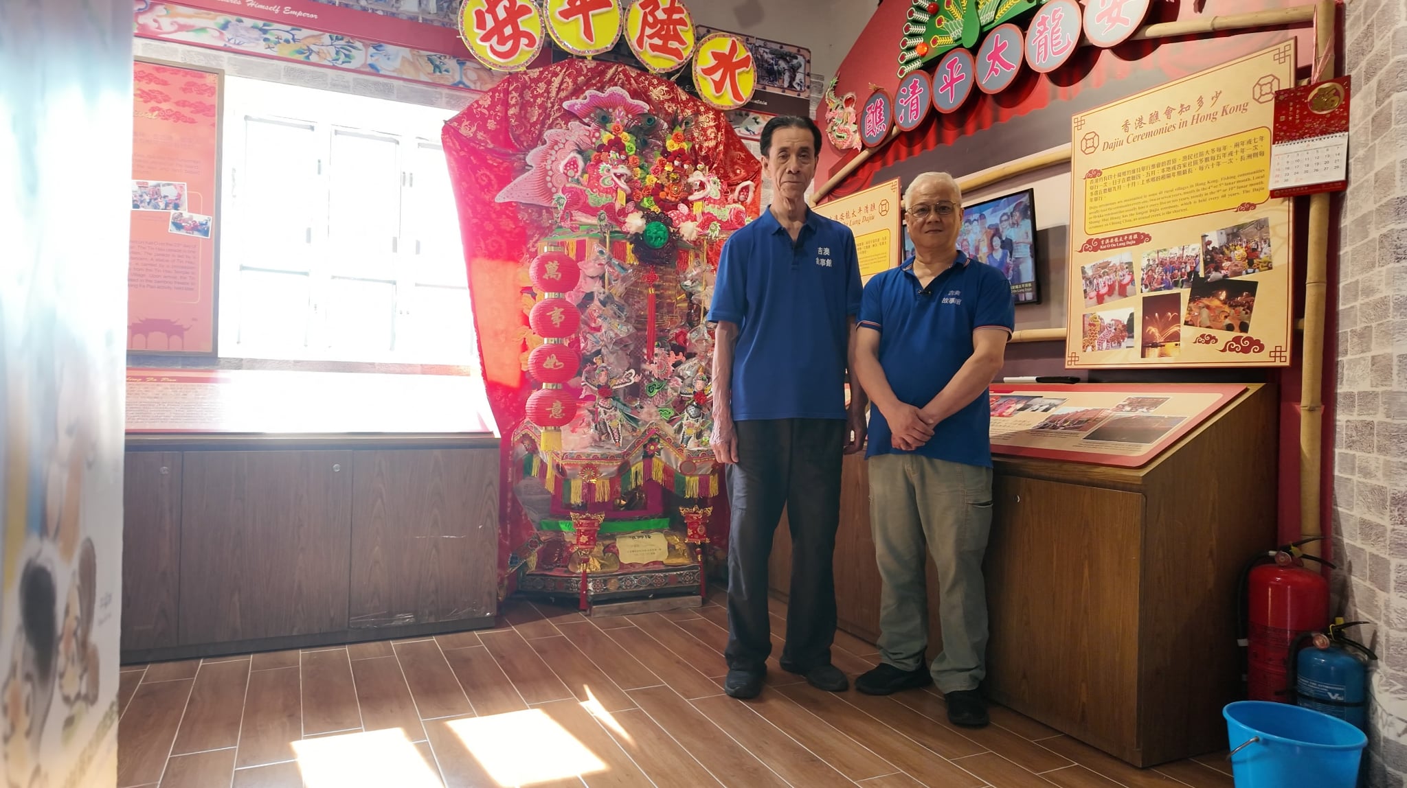 吉澳故事館館長，仍然堅持假日向遊客介紹吉澳歷史。