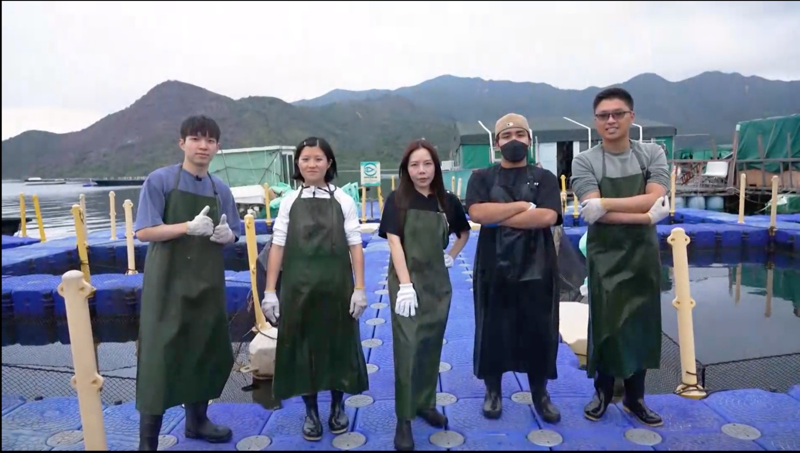 兩位主持上魚排跟自閉症青年學洗魚