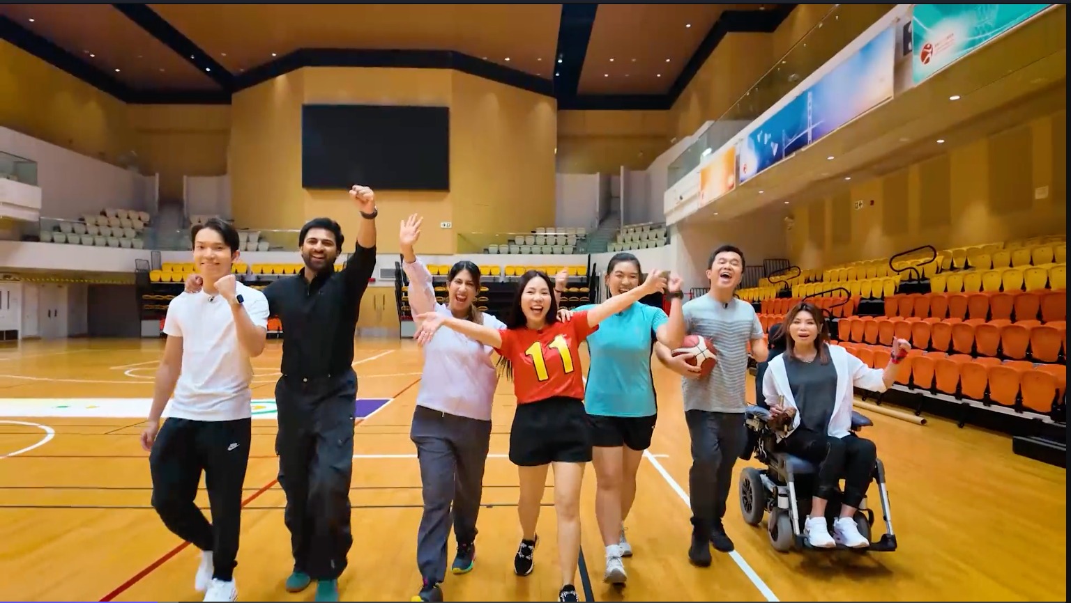 眾主持齊為運動員歡呼打氣