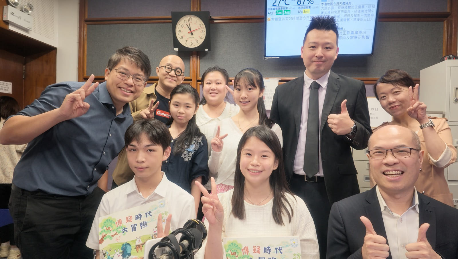 左起：余老師、陸昱晨同學、小崴、陳嘉朗同學、天籟、關趣桉同學、陸思敏老師、胡鎮豪副校長、黃定康校長、蔡曙虹主任