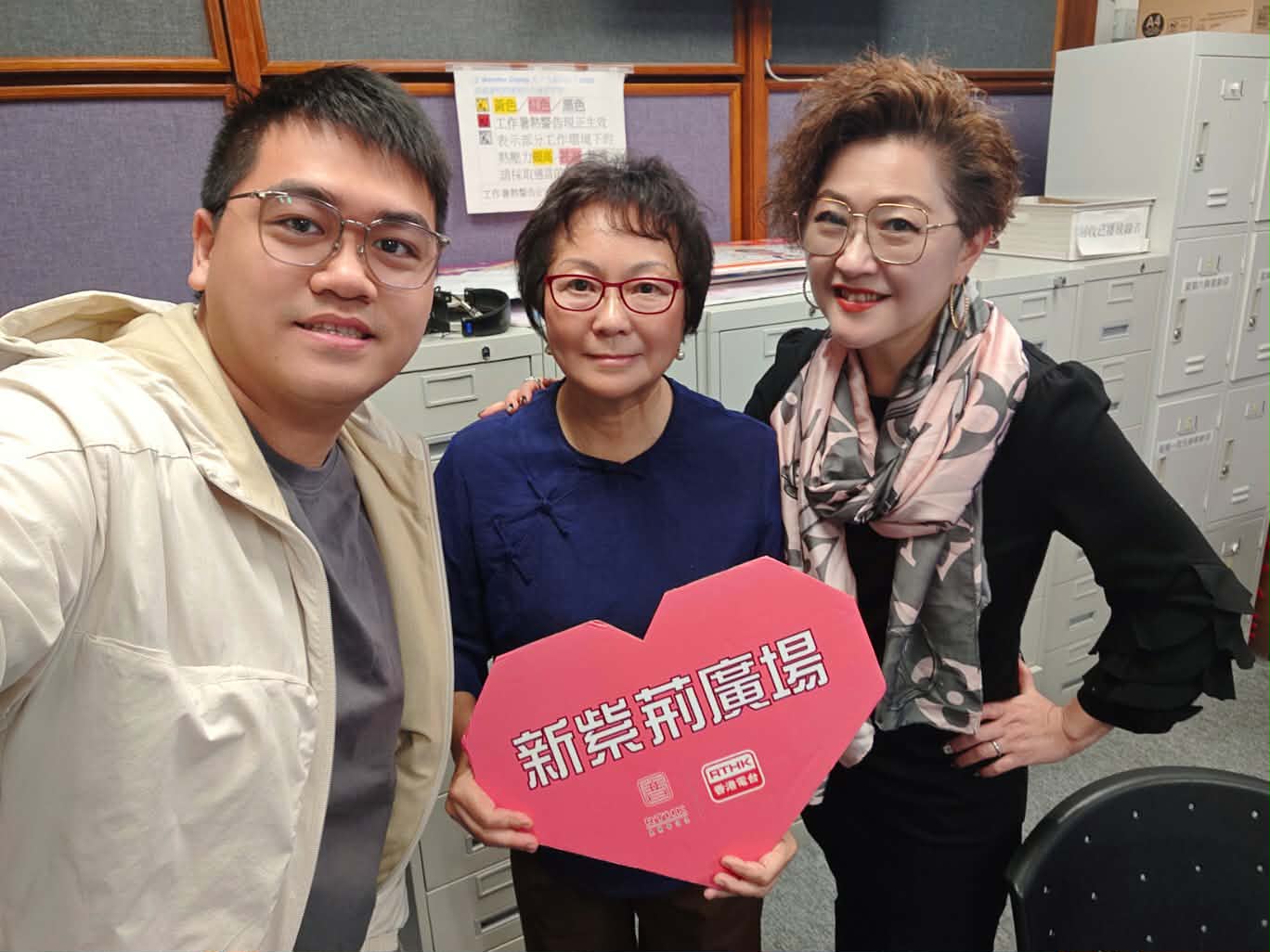 新紫荊廣場 | 楊子矜 麥尚中 許嫣醫生 何廖綺玲/非遺廣彩藝術的傳與創/學習做個“佛系”媽咪/社會熱點話題