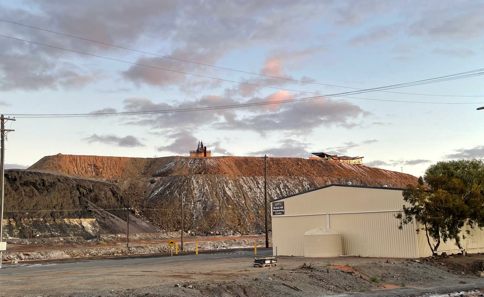 新州內陸市鎮爛頭山，礦廢料堆成的山丘，上有礦工紀念碑。(潘昭強 攝)