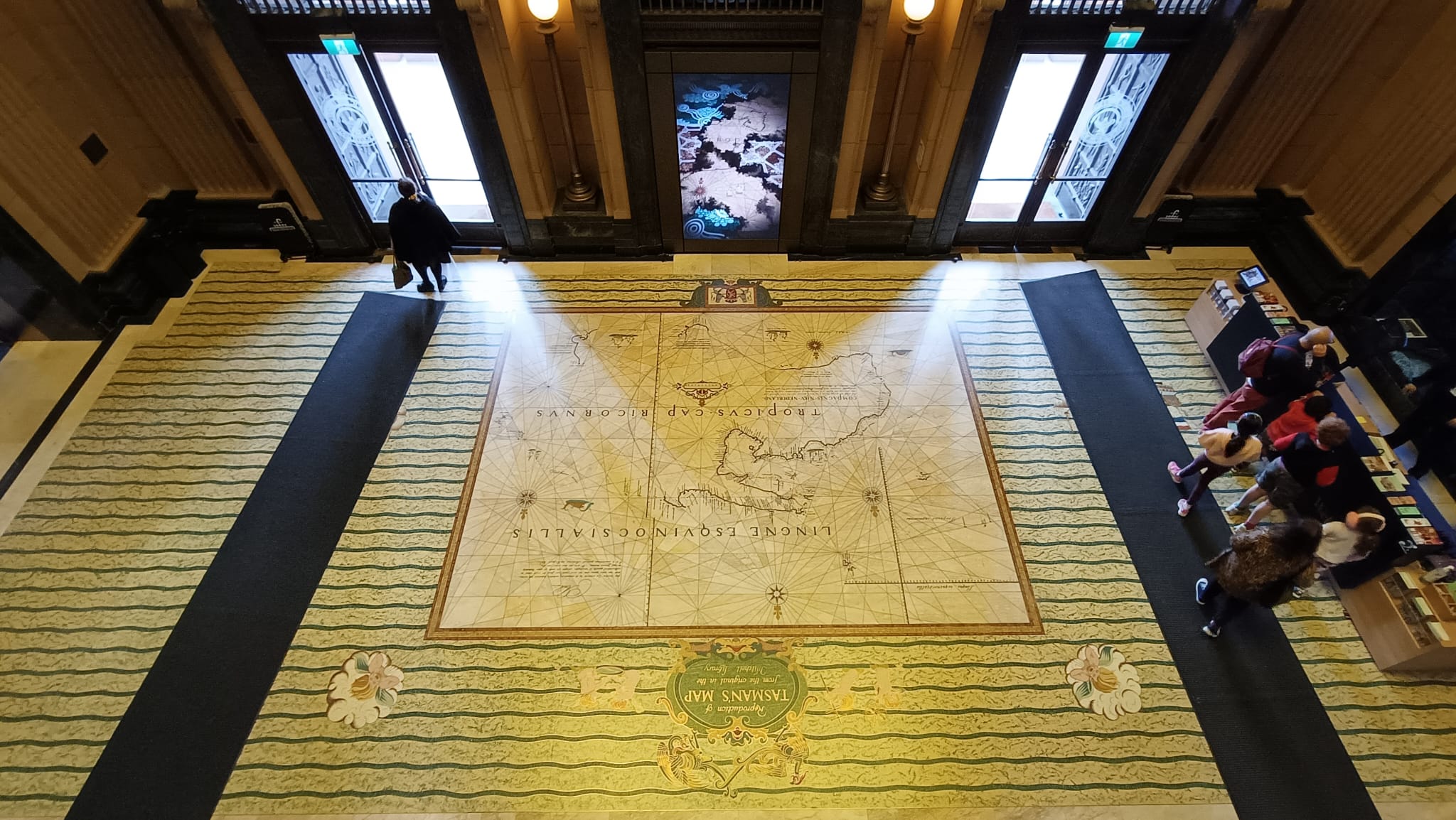 新州圖書館入口大堂地板上的塔斯曼地圖，90 年前以真跡為本輔以修飾鋪砌而成。 (潘昭強 攝)