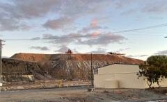 新州內陸市鎮爛頭山，礦廢料堆成的山丘，上有礦工紀念碑。(潘昭強 攝)