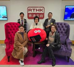 （左起）郁德芬校監、容量東醫生、莊偉茵、游應森