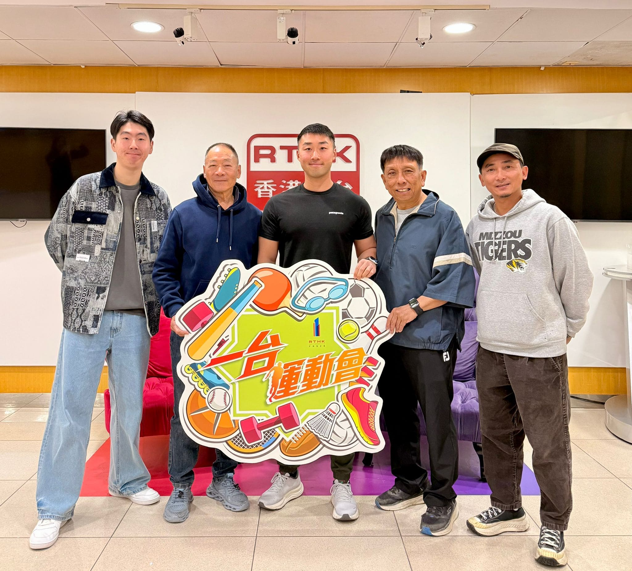 一台運動會 | 一台運動會 足球狂熱：何振庭 (北區足球員) / 「今日MVP」嘉賓：余俊延（香港輪椅舞蹈代表）/ 本周嘉賓：何永昌博士（中國香港獨木舟總會主席）、張朗然（中國香港競速獨木舟運動員）