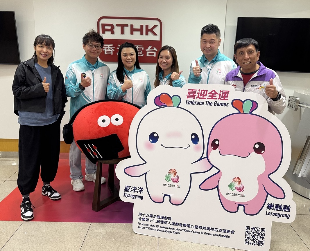 左至右:葉韻怡、黎伯均（全運會義工計劃項目總監）、張潔兒（義工領袖──手球）、馮素霞（全運會義工計劃項目總監）、鄧樹昌（義工）、雷雄德