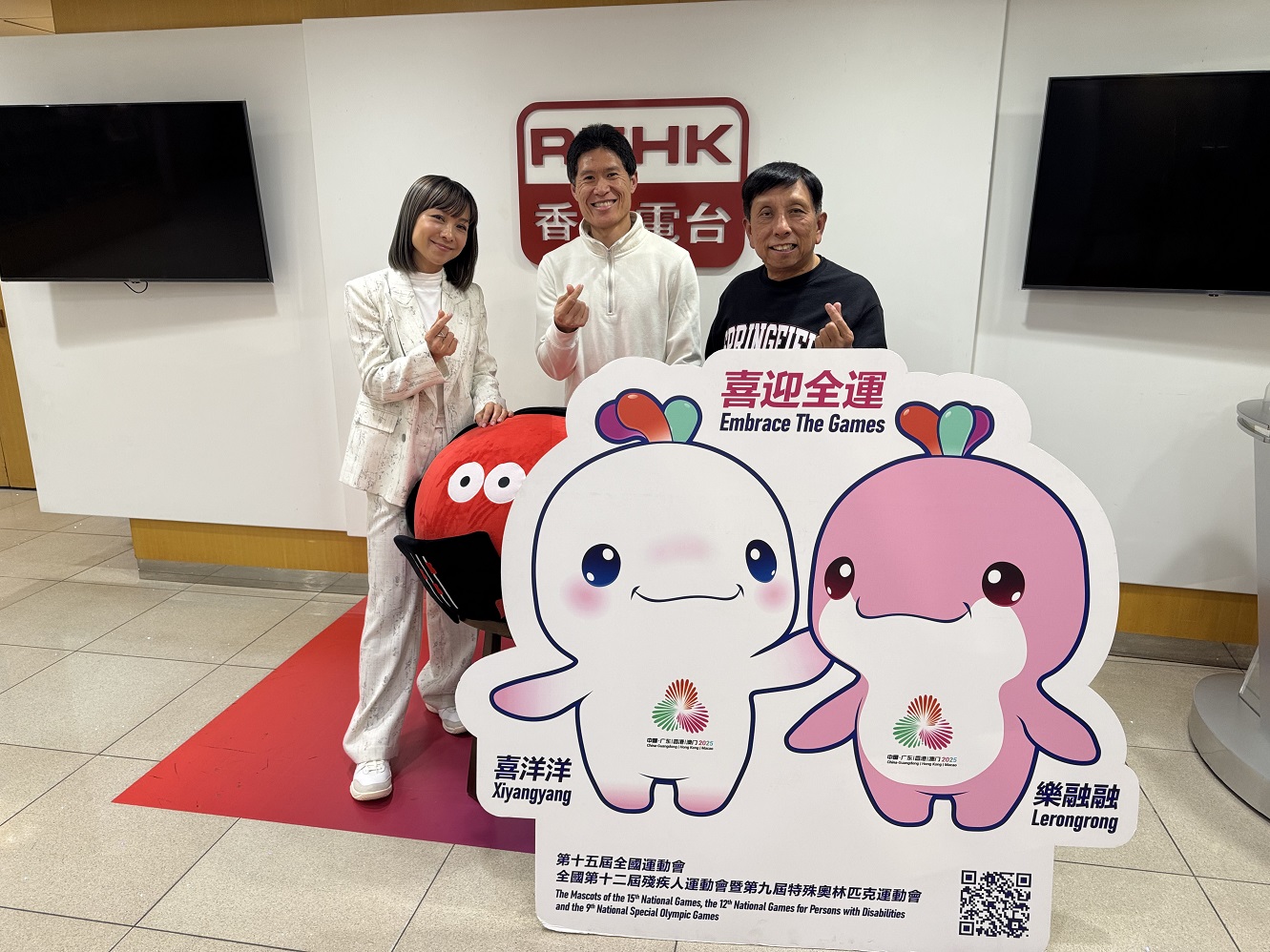 左至右:葉韻怡、鍾道穎（中國香港啦啦隊總會秘書長）、雷雄德