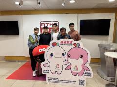 （左二及左三）何家瑋（失明人協進會項目主任）及 陳詩勤（失明人協進會體育口述影像員）