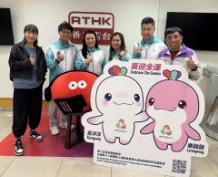 左至右:葉韻怡、黎伯均（全運會義工計劃項目總監）、張潔兒（義工領袖──手球）、馮素霞（全運會義工計劃項目總監）、鄧樹昌（義工）、雷雄德