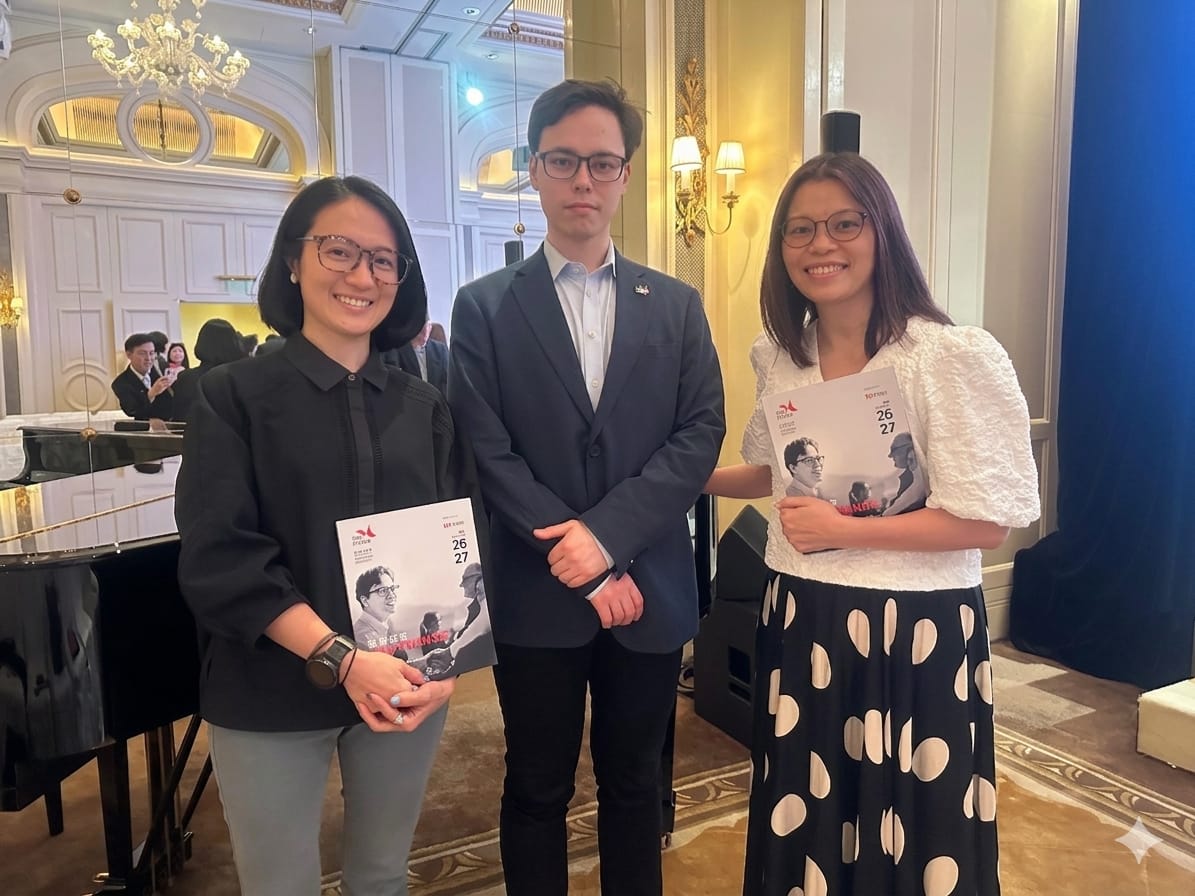 第四台主持凌崎偵（左）和林家琦（右）與香港管弦樂團音樂總監貝托祺