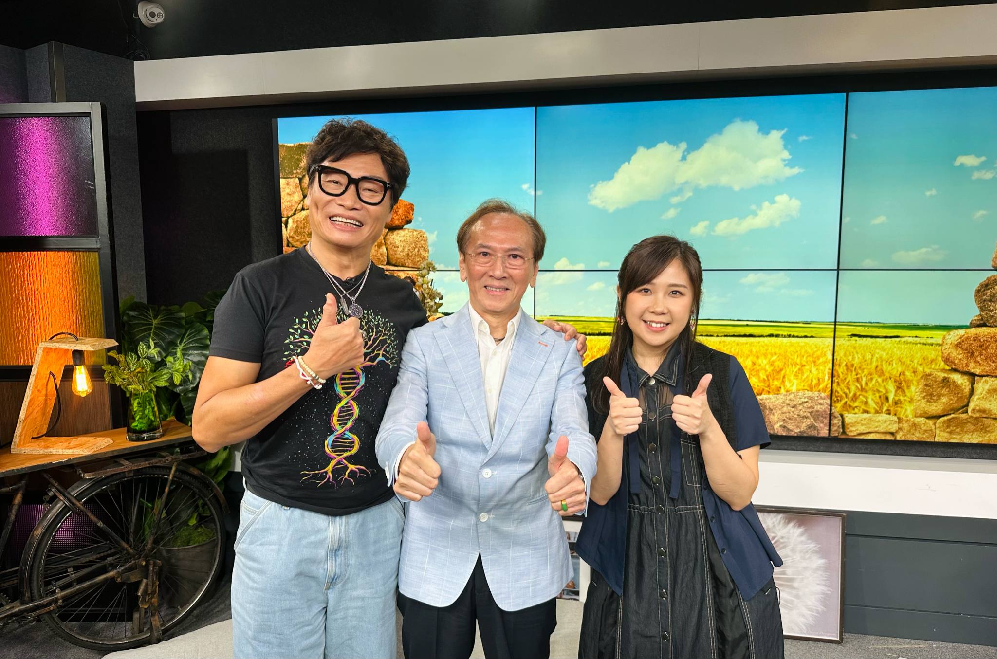 香江暖流 | 《鄰到我請里》聽吓吳忠泰把聲，係咪好熟耳呢？佢做過電台廣播劇、又擔任配音員，依家主力教授說話技巧，一齊學吓嘢先~/《暖流熱線》分享你嘅Comfort food——即係為你帶來心理慰藉、溫暖、舒適同幸福嘅食物~