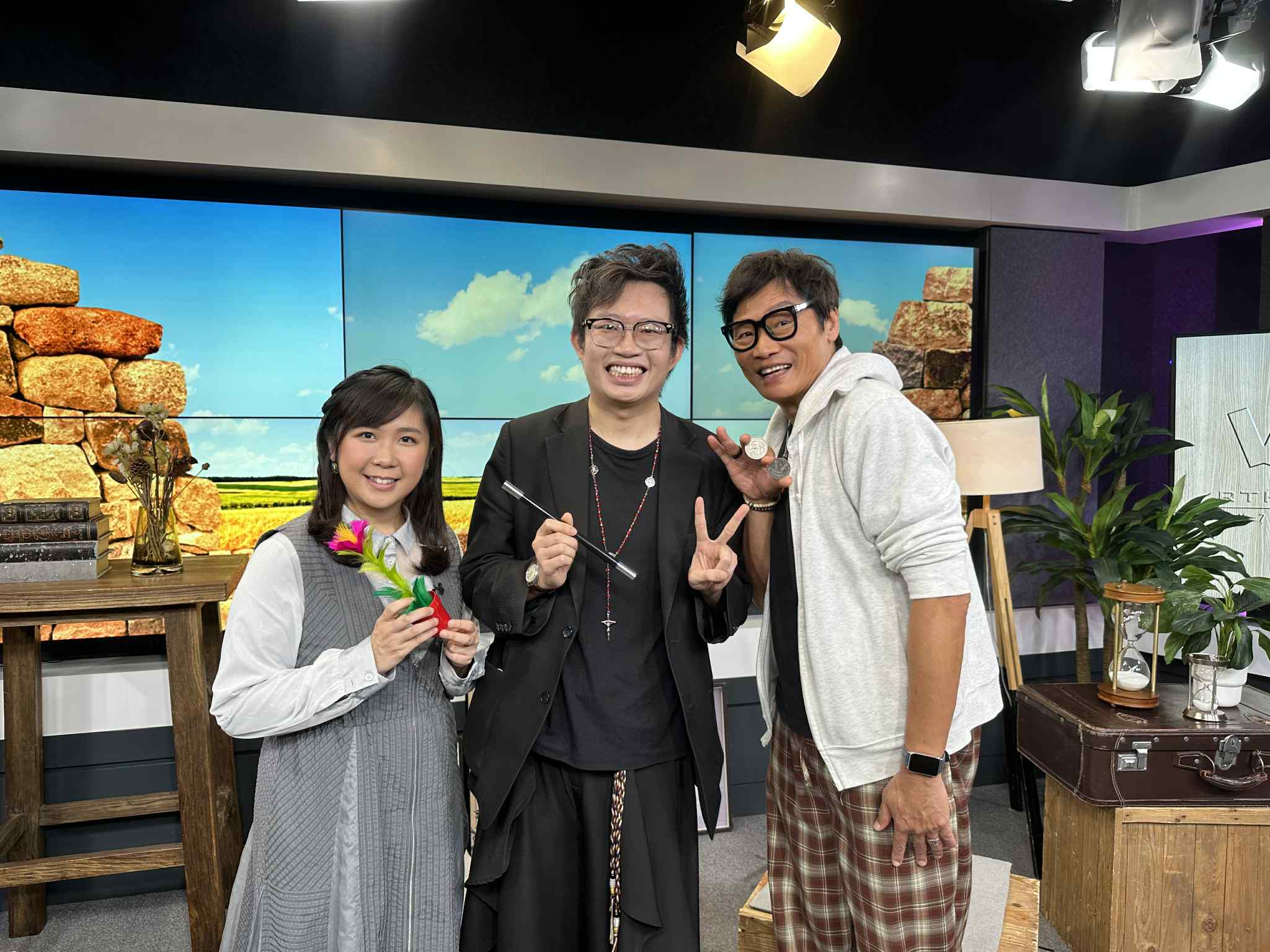 香江暖流 | 《鄰到我請里》魔術除咗可以娛樂大眾之外，仲可以幫到有特殊學習需要嘅小朋友。有魔術師何煒麟分享佢以生命影響生命嘅故事~/《暖流熱線》跳蚤真係好可怕啊！有無試過身上有跳蚤啊？