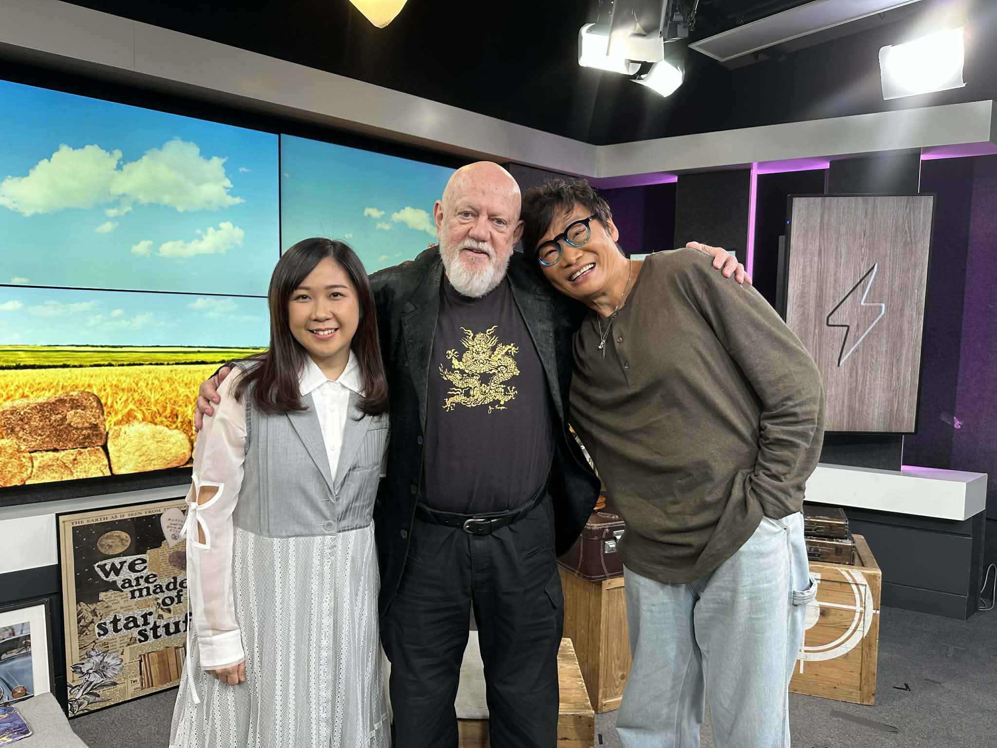 香江暖流 | 《鄰到我請里》聖誕節就到喇，請到聖誕老人聶安達，睇吓佢準備成點之外，仲會講吓瑞典裔嘅佢點解會咁喜歡香港，仲有佢嘅Band仔生涯~/《暖流熱線》分享一件善心小事~