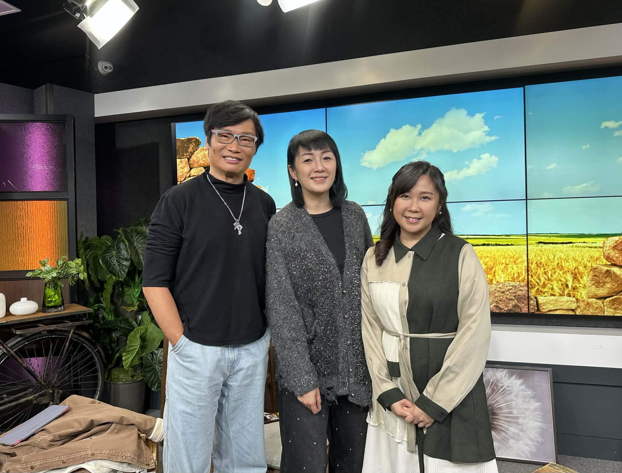 香江暖流 | 《鄰到我請里》今日有歌手何婉盈嚟傾吓近況，轉換人生跑道嘅佢至今仍然熱愛音樂~/《暖流熱線》第一次見到初生嬰兒，你有咩感覺啊？今日同大家講感受新生命嘅喜悅～