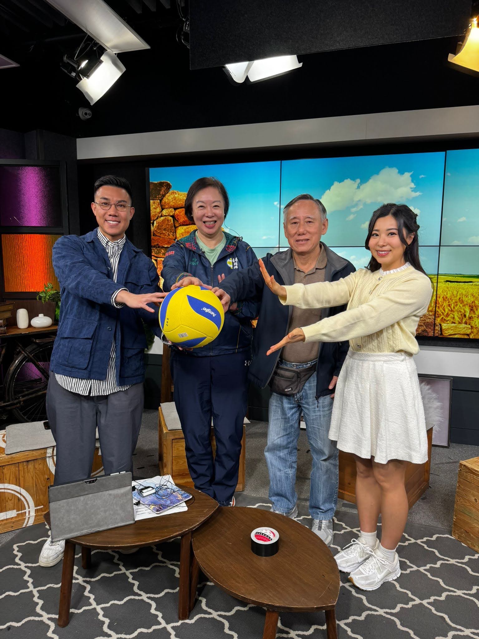 香江暖流 | 《埋嚟介紹返》 用老友記嘅角度影出我哋美麗嘅社區，仲有長者導遊員帶你遊覽攝影展 / 排球都可以變輕？首屆長者輕排球國際賽，展現長者英姿！《暖流熱線》