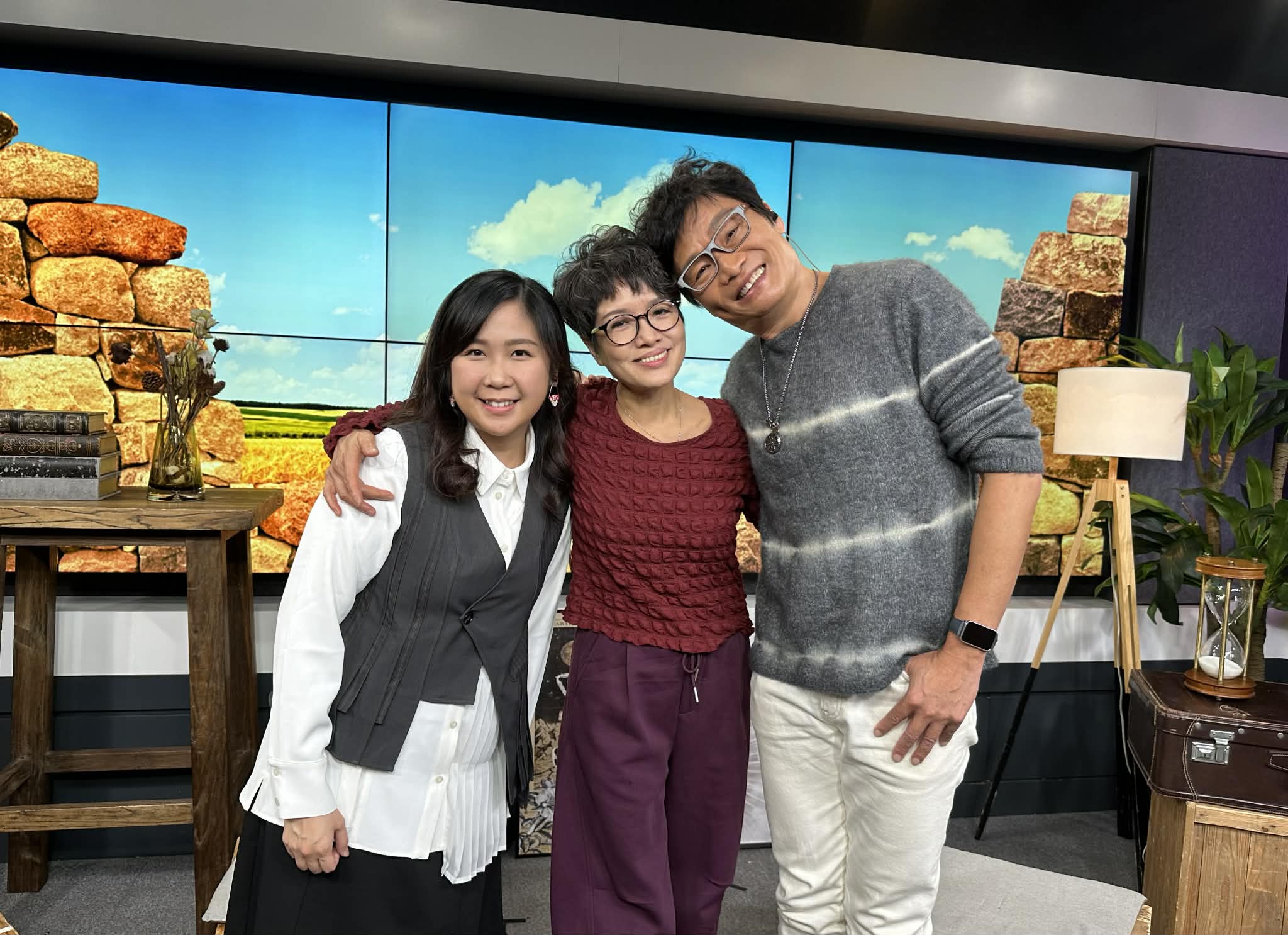 香江暖流 | 《鄰到我請里》寶珮如分享苦盡甘來嘅人生、美滿嘅生活～/《暖流熱線》今日係國際擁抱日，上一次擁抱身邊人係幾時？