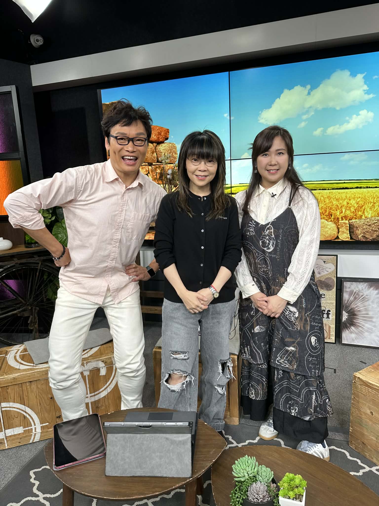 香江暖流 | 《鄰到我請里》資深傳媒人陳小芝分享佢嘅廣播之路~成日都做開荒牛嘅佢，到底享唔享受呢種體驗呢？/《暖流熱線》點樣為之好老婆呢？有咩標準呢？