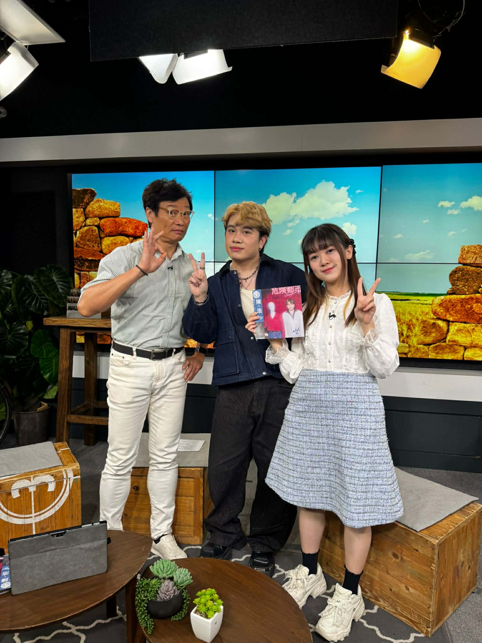 香江暖流 | 《Music Five》愛情好危險! 舊日的回憶猶如鋒利嘅刀，聽下陳浩嘅經驗/ 新疆民族樂器+流行曲?! 好新穎，姚嘉兒呢位高材生深受全球旅行啟發，致力世界音樂融合《暖流熱線》