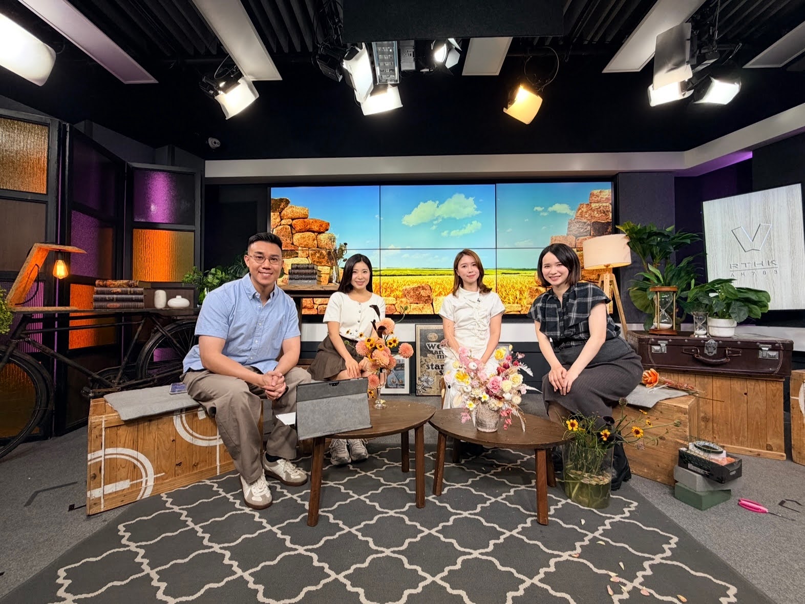 香江暖流 | 《拜見師傅》你會唔會用花卉裝飾生活呀？想插花好睇又有咩技巧呢？今日請兩位花藝師傅上嚟分享一吓~／《暖流熱線》