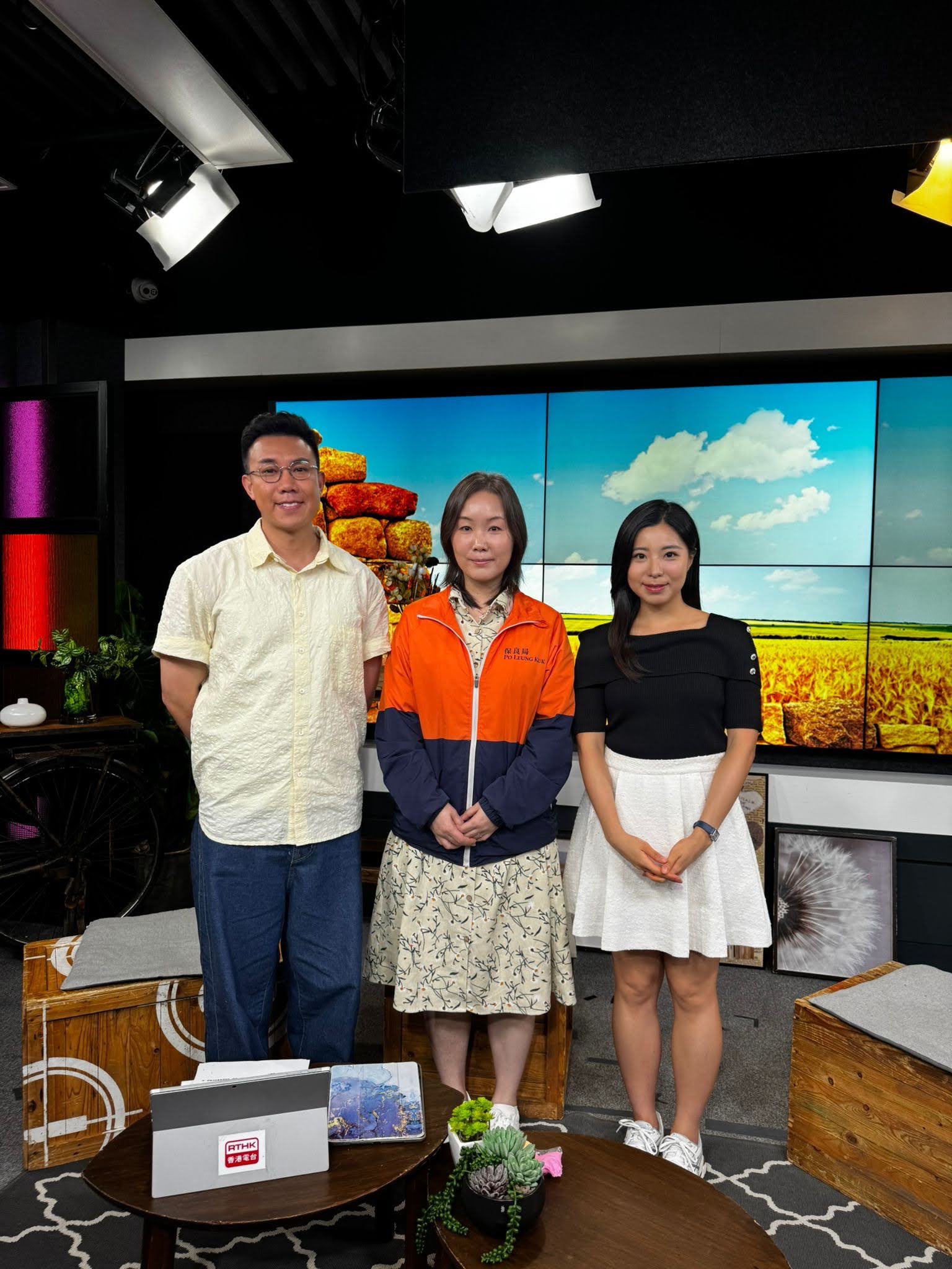 香江暖流 | 《埋嚟介紹返》 藝術對老友記來說可謂釋放壓力的出口，表達藝術治療師為你講解 / 將巴士站搬入老人院舍？！認知障礙症長者對這個「模擬巴士站」都十分有回憶。《暖流熱線》