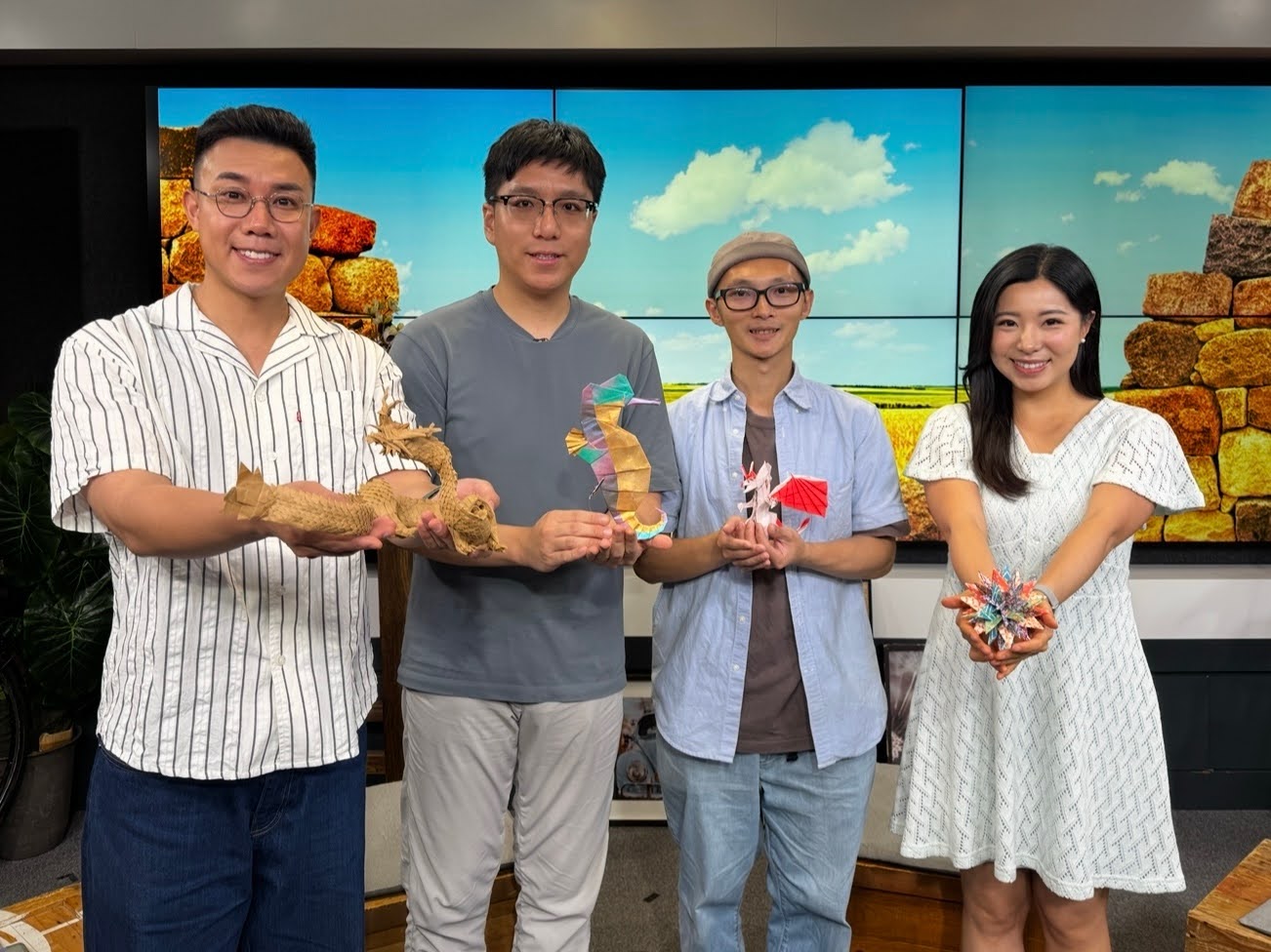 香江暖流 | 《拜見師傅》摺紙可以摺出千變萬化，你最鍾意摺咩呢？今集請嚟摺紙研究社嘅會長同會友，等佢哋又分享吓~／《當年博物館》就到夏天，你屋企會用葵扇嗎？