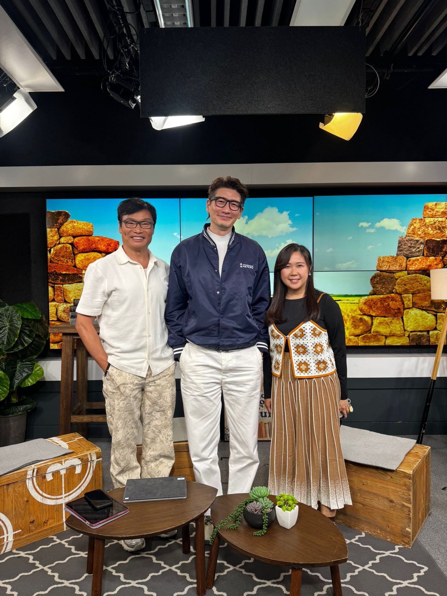 香江暖流 |  《鄰到我請里》從演員到人氣主持，袁文傑深情細說「游生」爆紅心路歷程，並分享在娛樂圈多年不變的專業堅持與人生領悟，帶你重溫光影背後的真實故事 。/《暖流熱線》