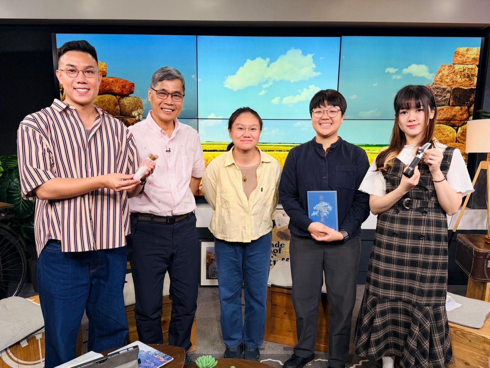 香江暖流 | 《拜見師傅》你有冇食過香港製造嘅鹽呀？依家仲有一班鹽工致力推廣香港嘅造鹽文化，我哋一齊聽下佢哋嘅故事呀~／《當年博物館》你細個返學係唔係著白飯魚呢？