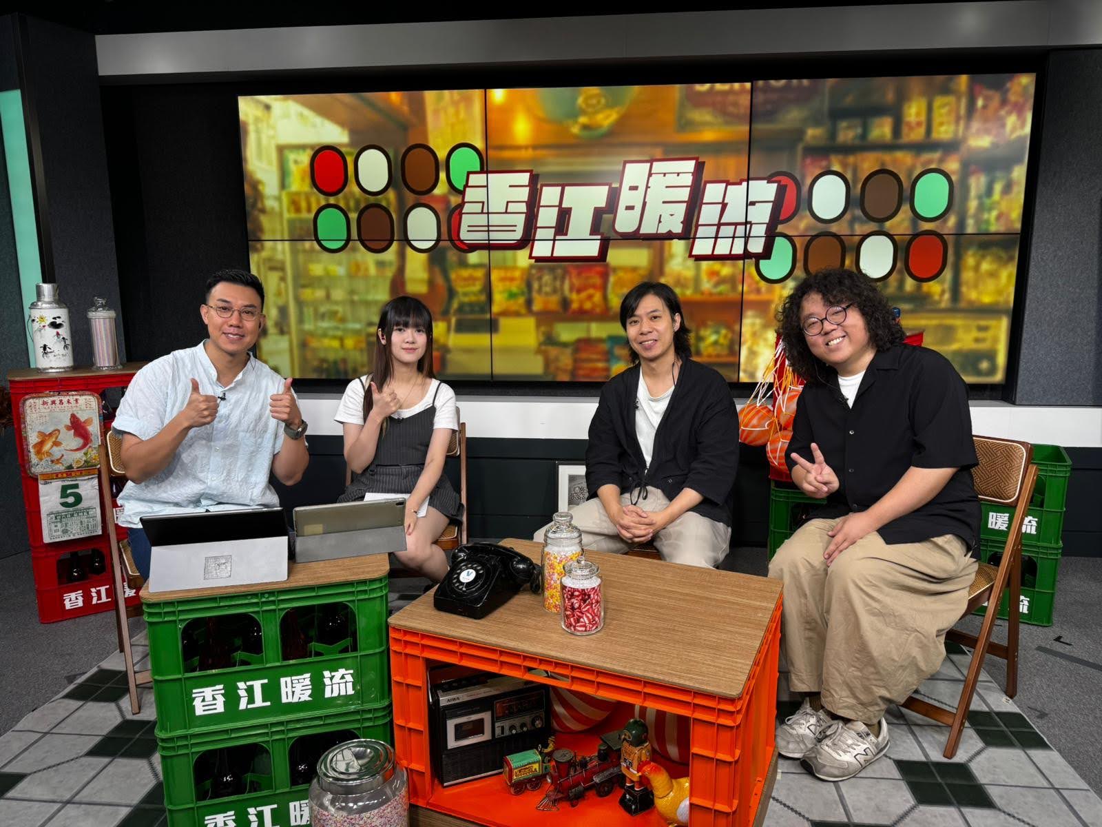 香江暖流 | 《埋嚟介紹返》 繪本、桌遊除咗可以讀同玩之後，仲可以令家人明白愛惜家中長者，防虐老的訊息 / 一班老友記精心排練《母忘·我》舞台劇，希望推動社會關注「護老者」、「認知障礙」、「非遺紮作傳承」 / 《生活百寶袋》