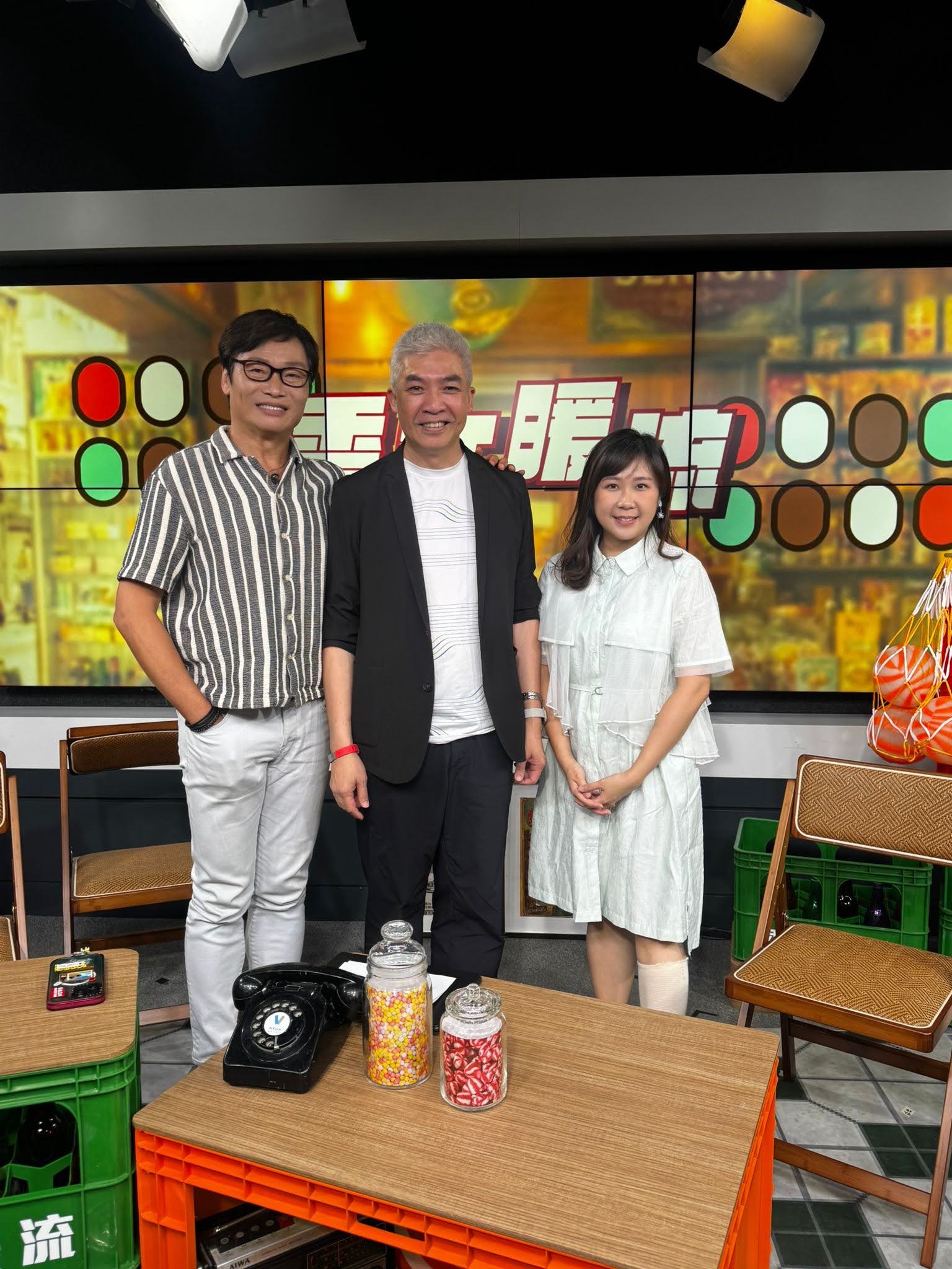 香江暖流 | 《鄰到我請里》前「新聞王子」李燦榮見證1997香港回歸，從電視台主播到人生導師，分享鏡頭背後真相與抗逆智慧／《芝麻報社》