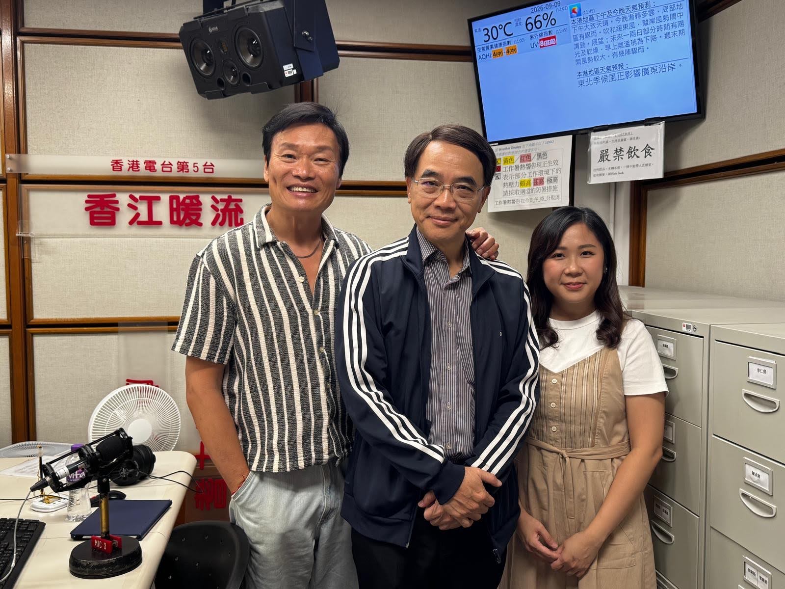 香江暖流 | 《鄰到我請里》嘉賓主持溫紹武，從中學廣播劇先驅到電台詩歌講師，分享教學創新、錄音趣事與文學人生。/《芝麻報社》