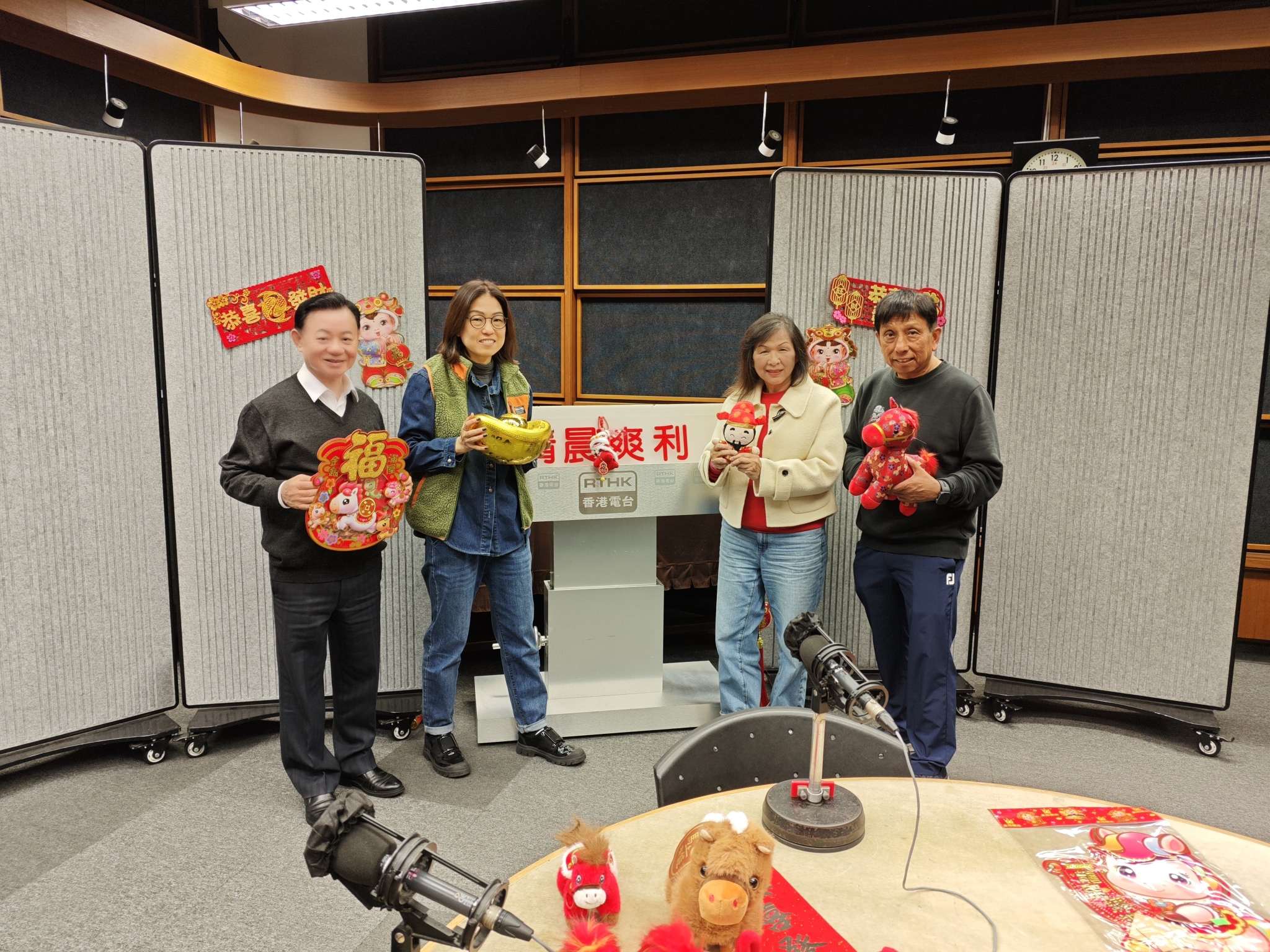 清晨爽利 | 大年初九    「金馬迎春福運來」 内容：騎師的飲食管理。