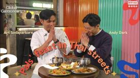 Pals’ feast in Thai streets